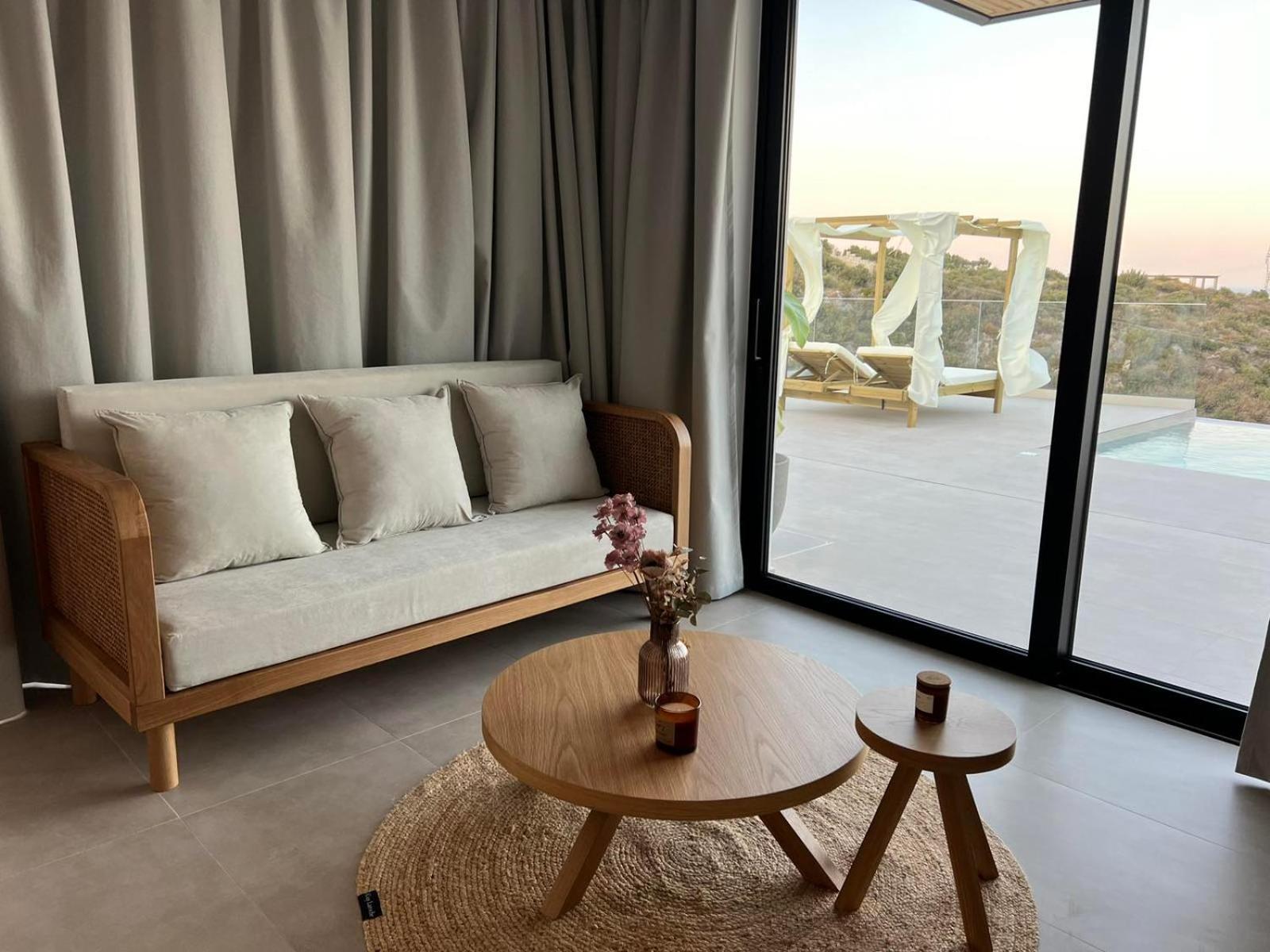 Theros Luxury Villa *