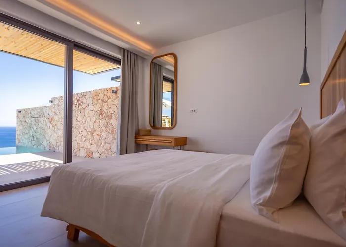 Theros Luxury Suites